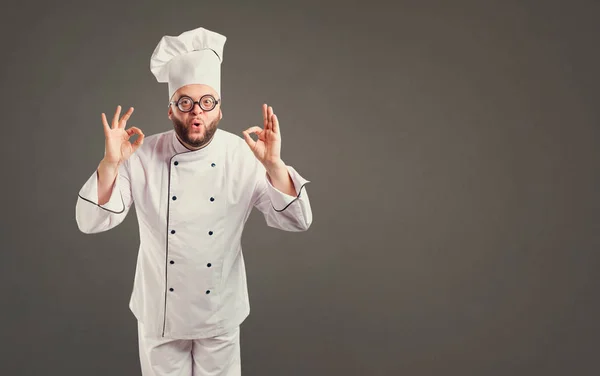 滑稽开朗的厨师在白色制服在背景为文本. — 图库照片