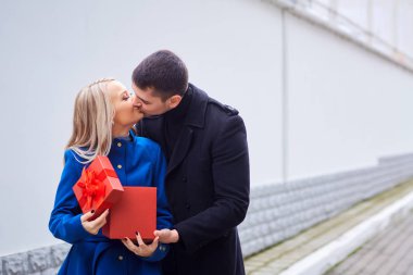 Açık havada ellerini hediye ile romantik çift.