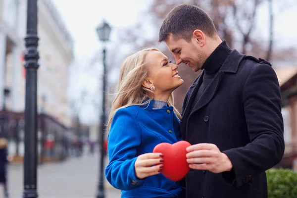 Een Verliefde Paar Een Jas Met Ballonnen Hart Handen Een — Stockfoto