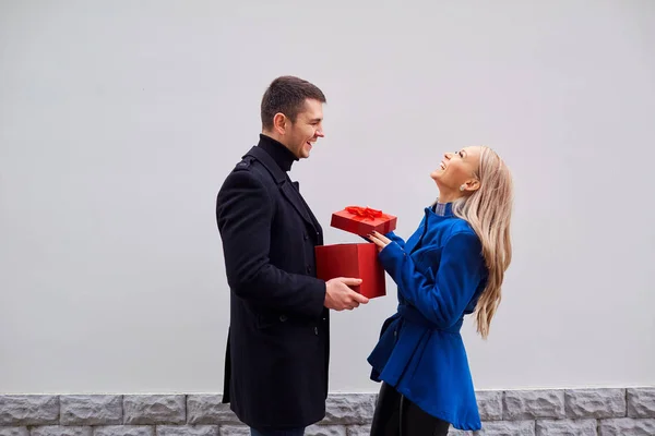 ロマンチックなカップルは彼女の手を屋外で贈り物を. — ストック写真