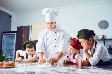 Çocuklar mutfakta sınıfta yemek yapmayı öğrenmek