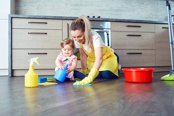 Mère et bébé nettoient la maison — Photo