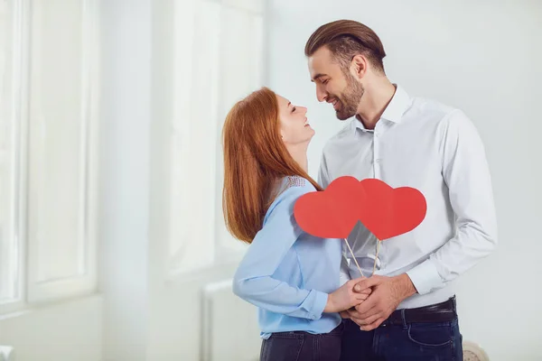 Um casal com um coração nas mãos. Dia de São Valentim . — Fotografia de Stock