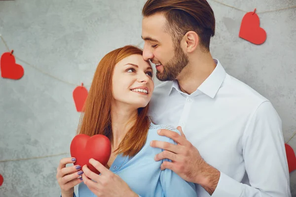 Um casal amoroso com corações. Dia dos Namorados . — Fotografia de Stock