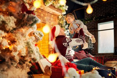 Babası bir Noel odada bir bebekle.