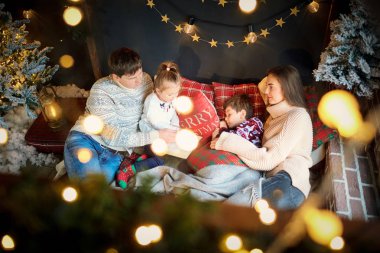 Annem ve babam evde Noel gününde oynarken çocuklu