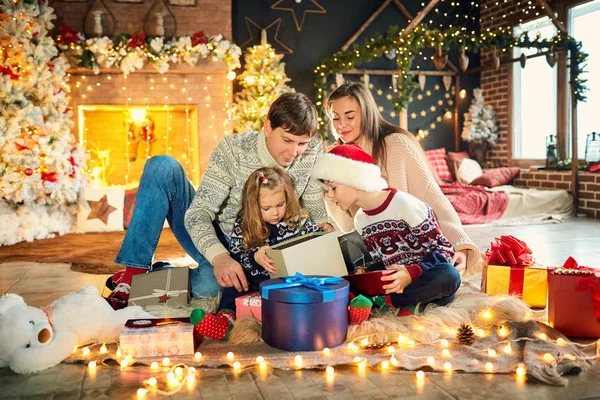 Familia jugando con regalos el día de Navidad . — Foto de Stock