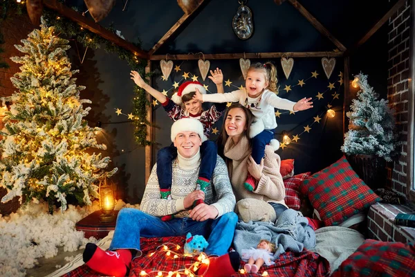 Madre y padre con niños jugando en casa el día de Navidad — Foto de Stock