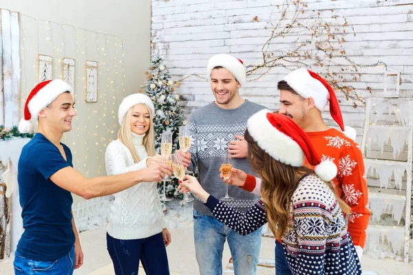 Um grupo de amigos com presentes em uma festa de Natal — Fotografia de Stock