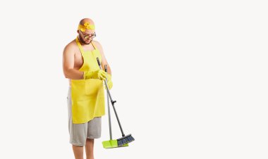 Şişko adamın temizlik Doğum apronda temizlemek.