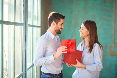 Seven çift kırmızı hediyeler ile 