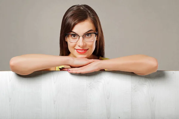 Mujer con tabla de madera en blanco — Foto de Stock