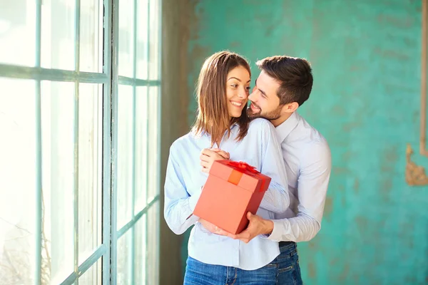 Casal amoroso com caixa de presente vermelho — Fotografia de Stock