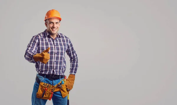 Reparaturhelfer lächelt in Spezialkleidung mit Werkzeug. — Stockfoto