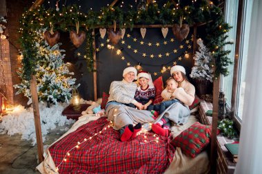 Annem ve babam evde Noel gününde oynarken çocuklu.