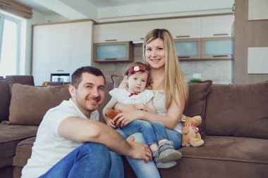 Odaya gülümseyerek mutlu bir aile.