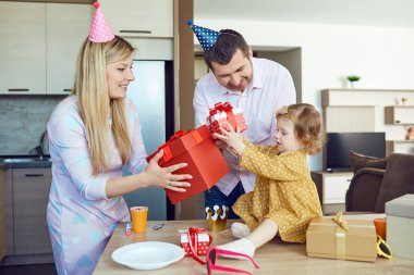 Bir aile bir pasta ile mutlu bir çocuk doğum gününde kutladı.