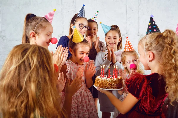 Gyermekek születésnapi ünneplés. — Stock Fotó