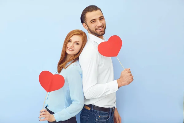 Vrolijke paar met papier hart — Stockfoto