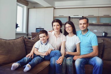 Bir odada mutlu bir aile portresi