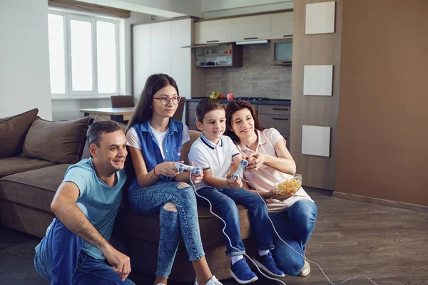 Eine fröhliche Familie spielt Videospiele im Haus. — Stockfoto