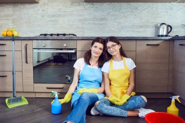 Anne ve kızı ev temizlik