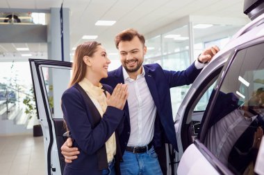 Genç bir çift bir araba ve auto salon seçer