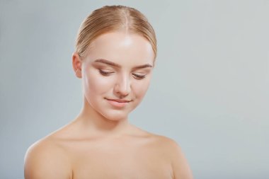 Genç sarışın bir kadın güzel yüzü. 