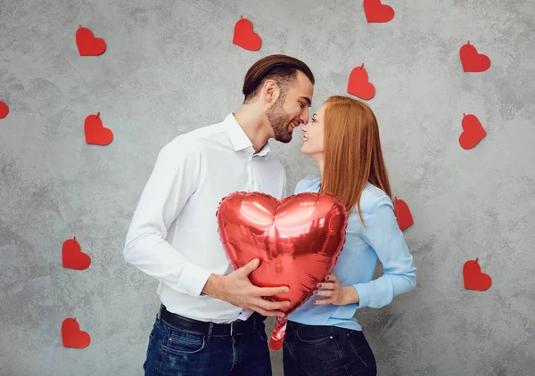 Casal bonito com balão de coração — Fotografia de Stock