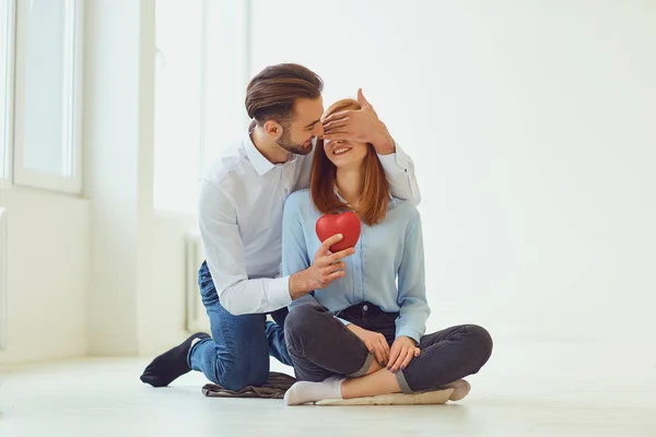 Mladý muž dává dívka papírové srdce. — Stock fotografie