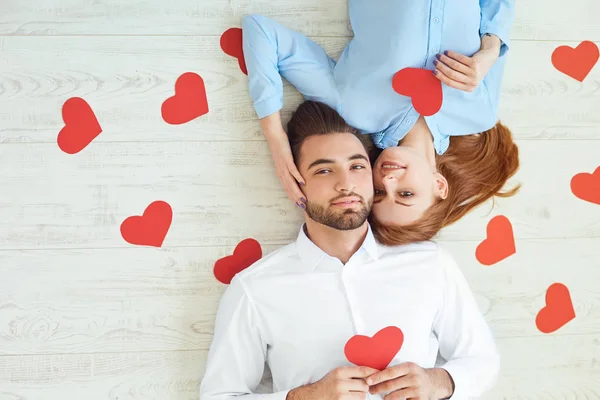 Coppia innamorata di un cuore di carta durante Giorno di San Valentino . — Foto Stock