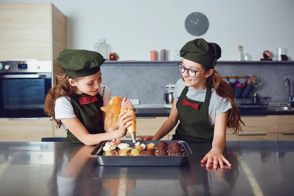 Meninas crianças preparando biscoitos na cozinha . — Fotografia de Stock