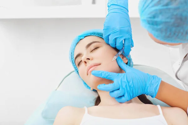 Injectie van de schoonheid in gezicht voor vrouwen. — Stockfoto