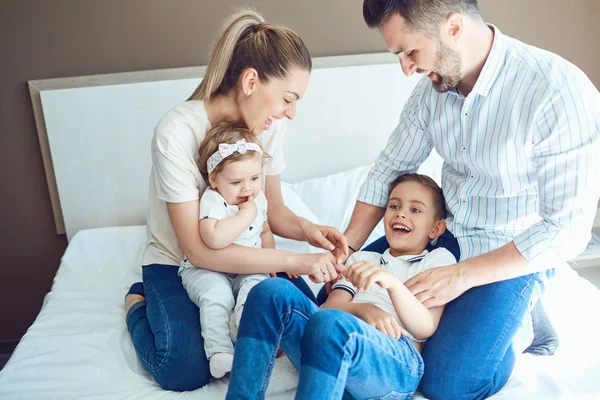 Mutlu aile eğleniyor yatakta yatıyordu çalmaya. — Stok fotoğraf