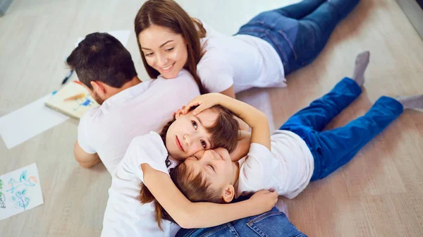 Blick von oben auf eine glückliche Familie, die auf dem Boden spielt — Stockfoto