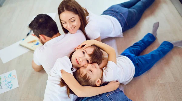 Vue de dessus d'une famille heureuse jouant sur le sol — Photo