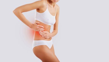 Bir kadın cesedi tarafında için tutar. Yan, kidn