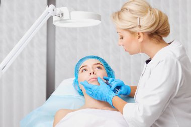 Kadınlar için güzellik enjeksiyon içinde yüz. 