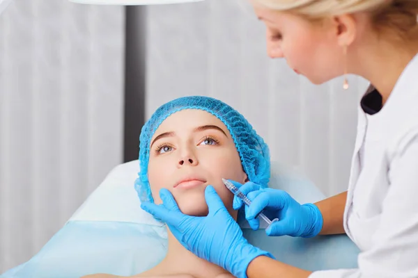 Injectie van de schoonheid in gezicht voor vrouwen. — Stockfoto