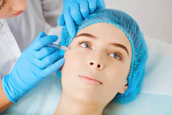 Injectie van de schoonheid in gezicht voor vrouwen. — Stockfoto