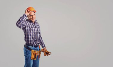 Kask ve tebrik gülümseyen yetişkin Oluşturucu