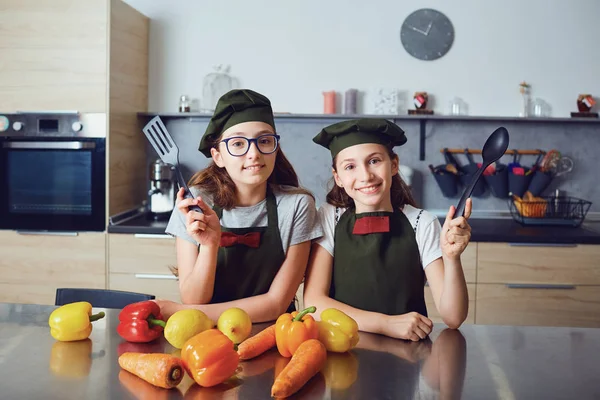 Flickor barn förbereder cookies i köket. — Stockfoto