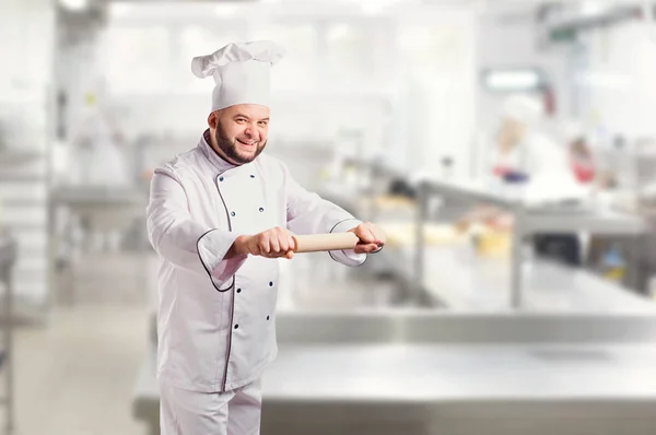 Chef alegre engraçado em uniforme branco em um fundo . — Fotografia de Stock