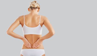 sırt ağrısı olan kadın. 