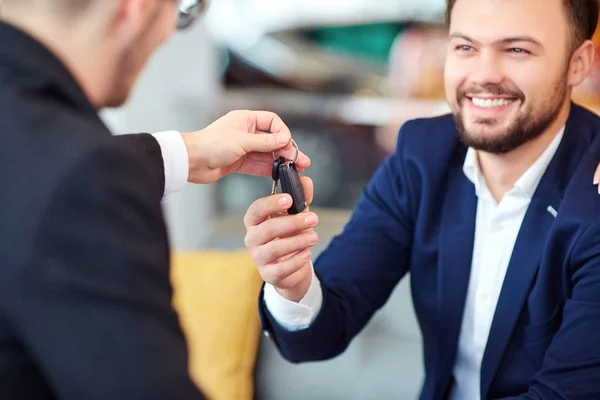 El cliente toma las llaves del coche del vendedor de coches — Foto de Stock