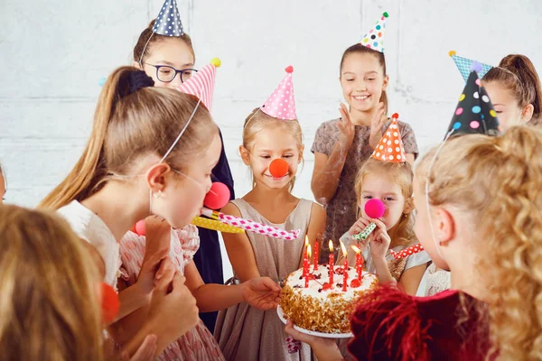 Дети с праздничным тортом веселятся . — стоковое фото