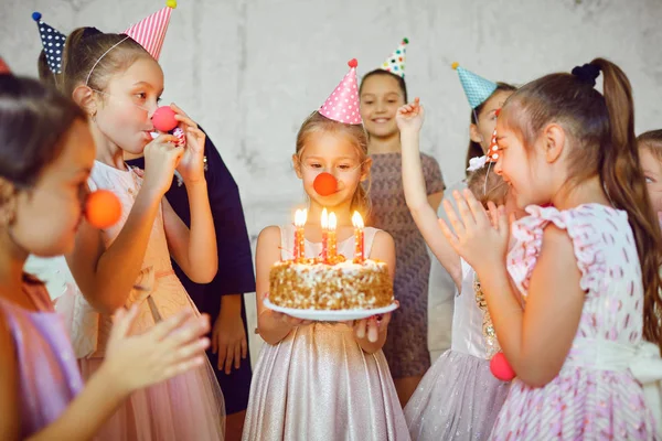 Τα παιδιά με μια τούρτα γενεθλίων να διασκεδάσουν. — Φωτογραφία Αρχείου