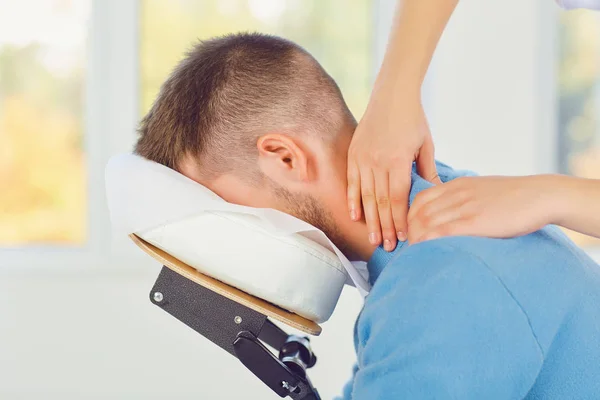 Massage auf dem Massagestuhl im Büro. — Stockfoto