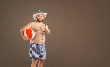 Metin için arka plan yer üzerinde sakallı şişman komik adam.