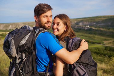 Mutlu çift doğada gülümseyen turist.